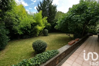 Къща и околности; гледка, естествена светлина