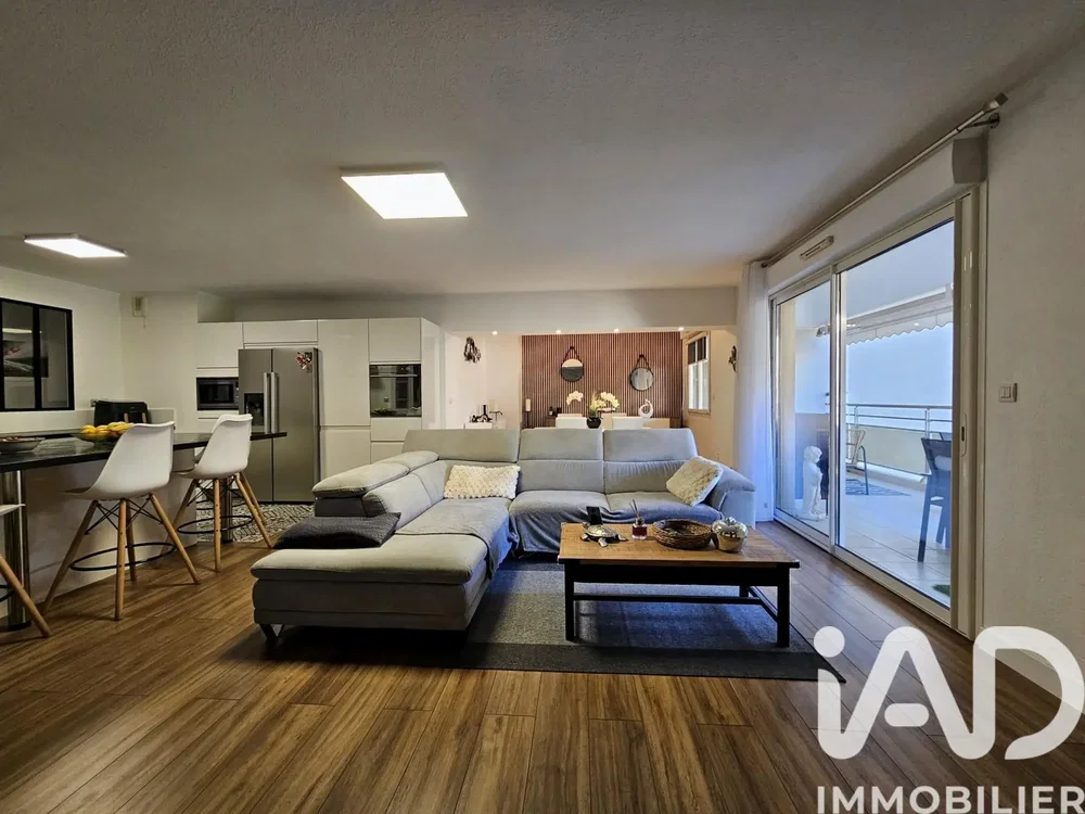Salón; vista, suelo de madera, luz natural