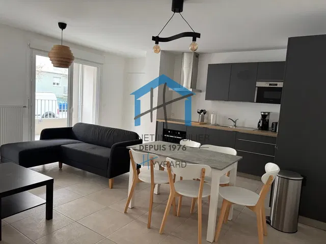 Wohnzimmer; küchengeräte, fliesenboden, tageslicht, moderner stil