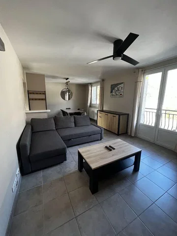 Soggiorno; pavimento in piastrelle, luce naturale