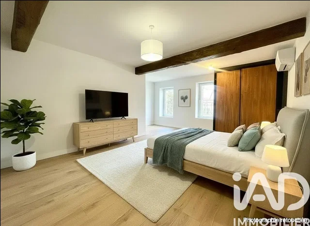 Ložnice; dřevěná podlaha, přirozené světlo, moderní styl