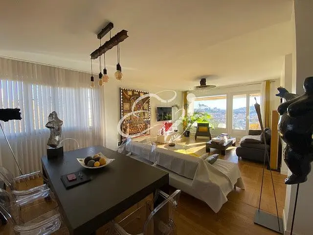 غرفة معيشة; إطلالة, أرضية خشبية, ضوء طبيعي, أسلوب عصري