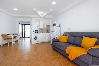 Dnevna soba; pločice, kuhinjski aparati, prirodno svjetlo