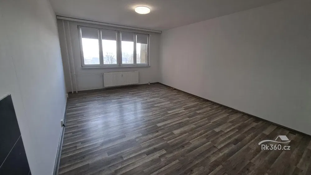 Ložnice; přirozené světlo, dlažba