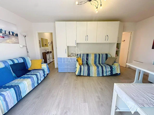 Дневна соба; дрвени под, природно светло, модерни стил