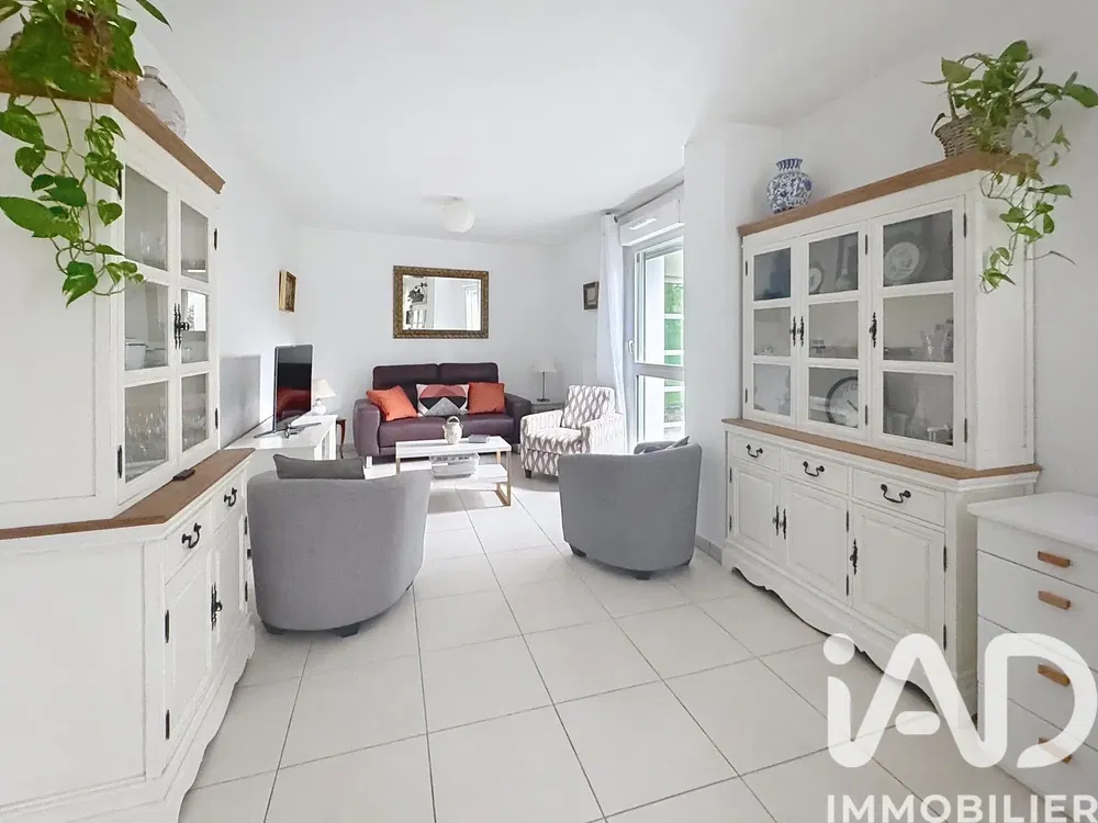 Дневна соба; природно светло, плочице, модерни стил