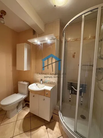 Badezimmer; fliesenboden, renovierungsbedürftig