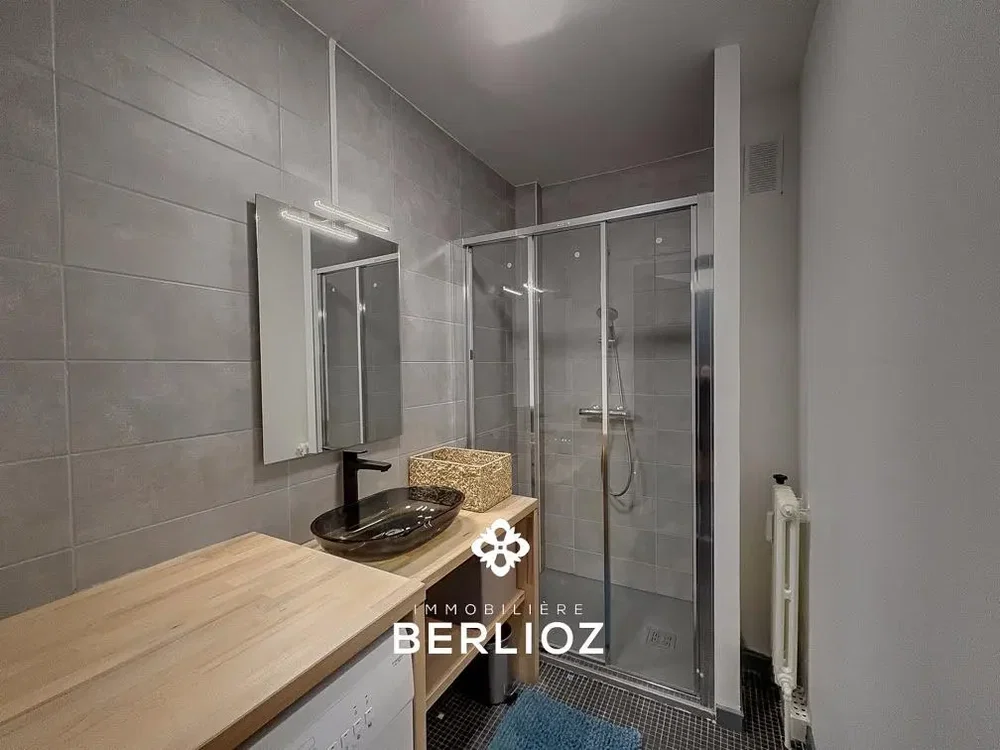 Badezimmer; fliesenboden, renoviert, tageslicht, moderner stil