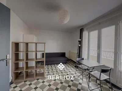 Wohnzimmer; fliesenboden, tageslicht, moderner stil