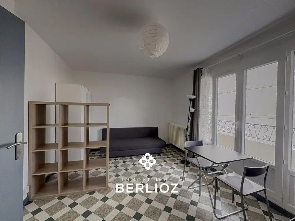 Dnevni boravak; pločice, prirodna svjetlost, moderan stil
