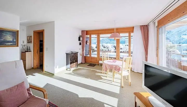 Soggiorno; vista, camino, luce naturale