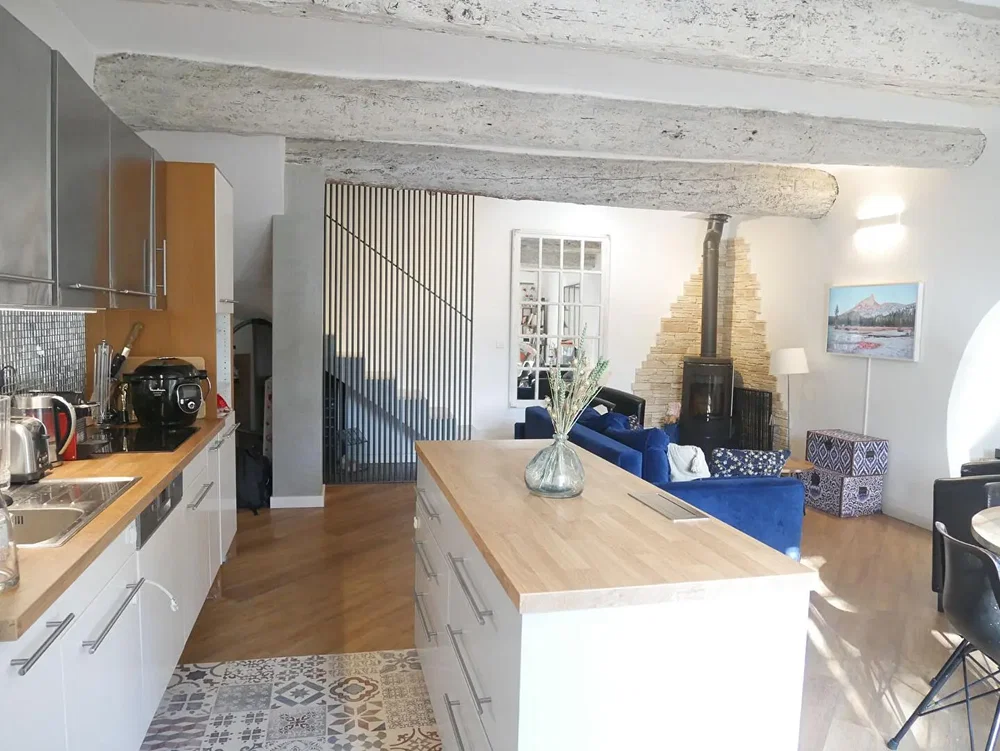 Kuchyně; kuchyňské spotřebiče, přirozené světlo, moderní styl, dřevěná podlaha, krb