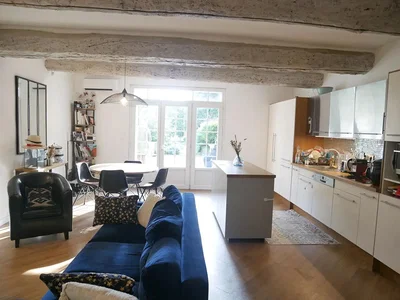 Obývací pokoj; přirozené světlo, dřevěná podlaha, moderní styl