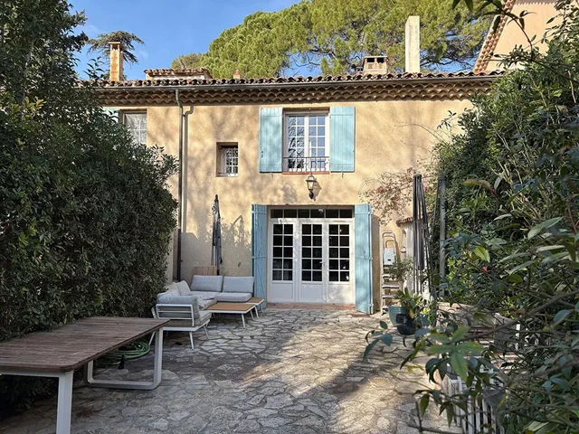 Dům a okolí; přirozené světlo