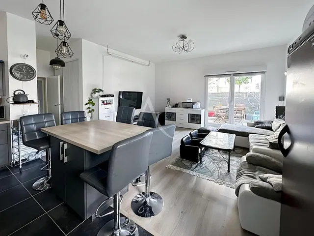 Oturma odası; doğal ışık, modern stil, fayans zemin, ahşap zemin