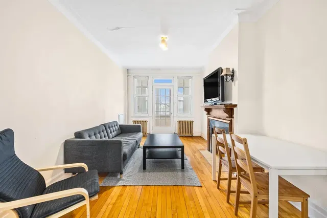 Wohnzimmer; holzboden, tageslicht