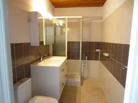 Salle de bain; carrelage, lumière naturelle, rénové