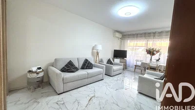 Obývací pokoj; dlažba, přirozené světlo, moderní styl