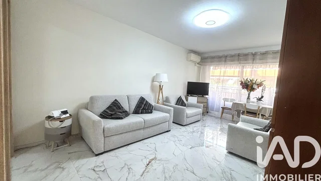 Obývací pokoj; dlažba, přirozené světlo, moderní styl