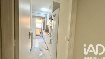 Kuchyně; výhled, dlažba, přirozené světlo