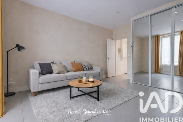 Dnevni boravak; pločice, prirodna svjetlost, moderan stil