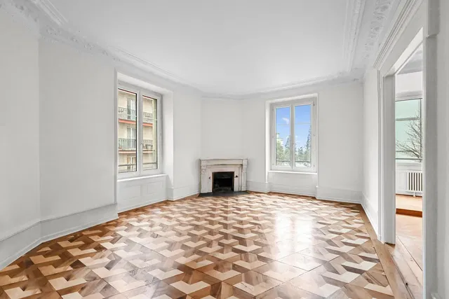 Salon; kominek, podłoga drewniana, widok, światło dzienne