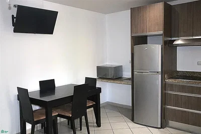 Кухиња; кухињски апарати, плочице, природно светло