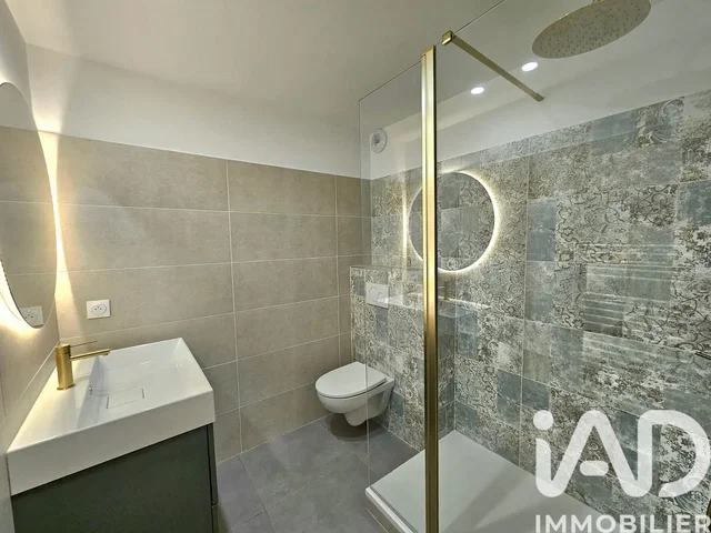 Banyo; fayans zemin, tadilatlı, doğal ışık, modern stil