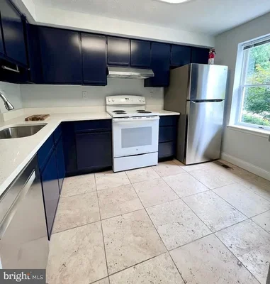 Cucina; elettrodomestici, pavimento in piastrelle, luce naturale, vista