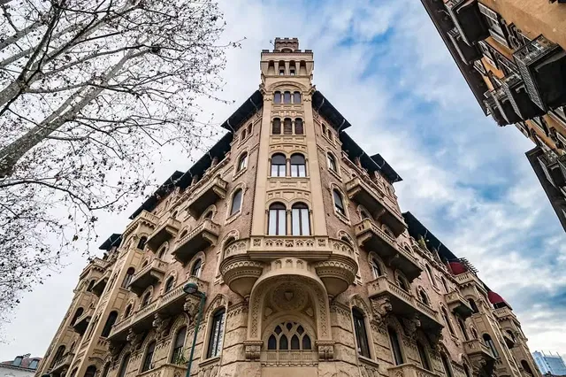 Dom i otoczenie; widok, wysokie sufity, belki drewniane