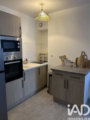 Kuchyně; kuchyňské spotřebiče, po rekonstrukci, dlažba, přirozené světlo, moderní styl