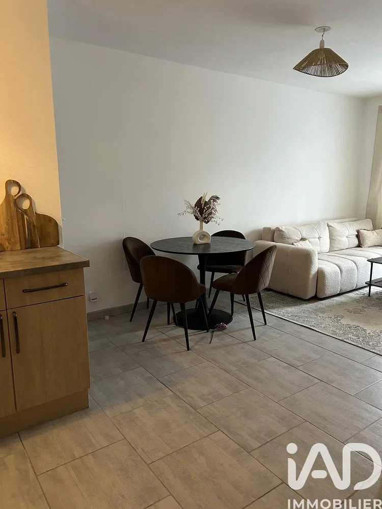 Soggiorno; pavimento in piastrelle, stile moderno
