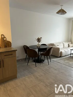 Soggiorno; pavimento in piastrelle, stile moderno