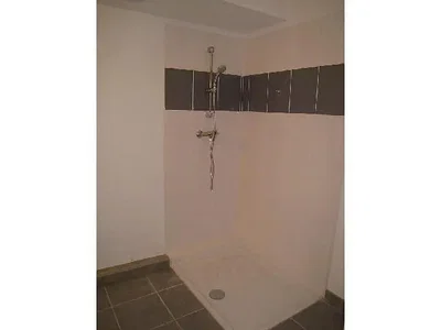 Banyo; fayans zemin, doğal ışık