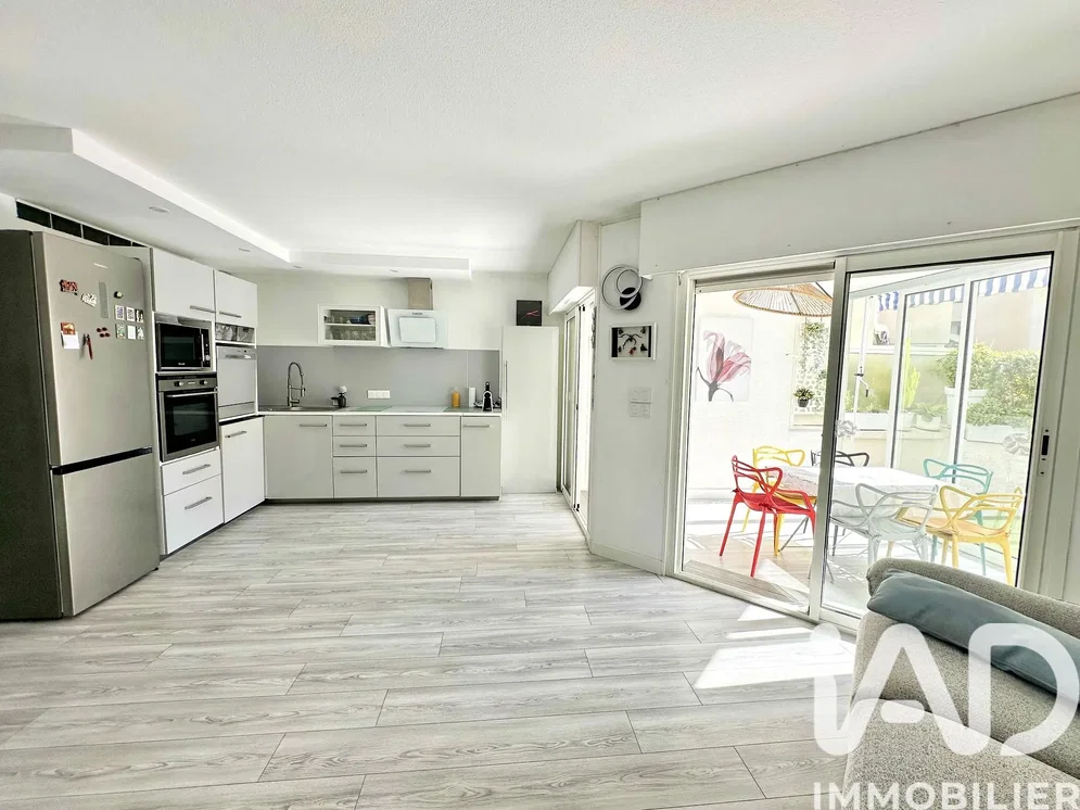 Cuisine; électroménager, carrelage, lumière naturelle, vue