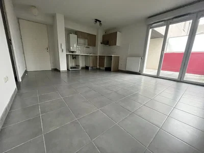 Kuhinja; pločice, kuhinjski aparati, prirodno svjetlo