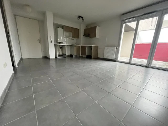 Kitchen; tile floor, kitchen appliances, natural light