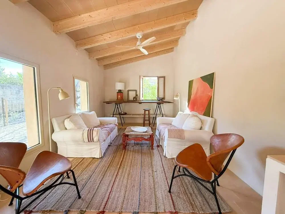 Wohnzimmer; tageslicht, holzbalken, rustikaler stil