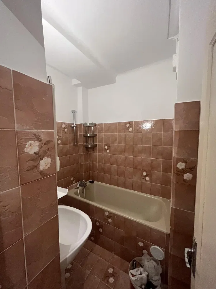 Banyo; fayans zemin, tadilat gerekiyor, doğal ışık