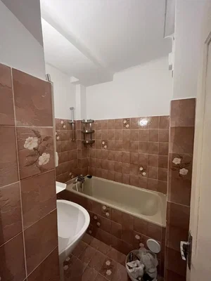 Banyo; fayans zemin, tadilat gerekiyor, doğal ışık