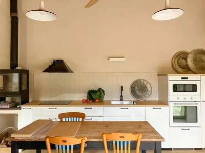 Küche; küchengeräte, tageslicht, moderner stil