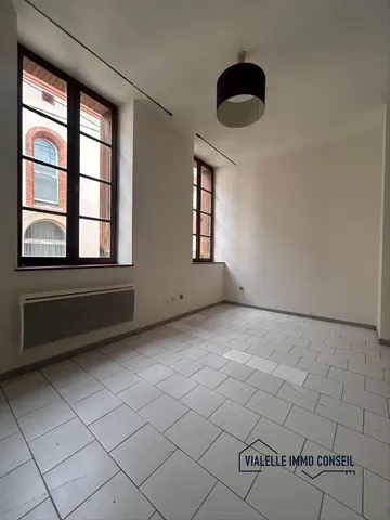 Salon; podłoga z płytek, widok, światło dzienne