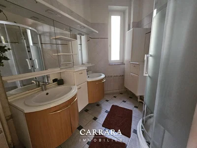 Banyo; fayans zemin, doğal ışık