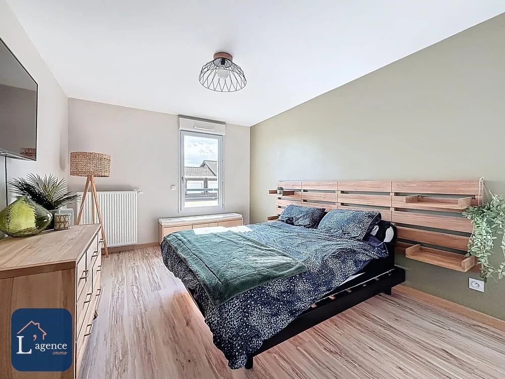 Schlafzimmer; holzboden, tageslicht, moderner stil