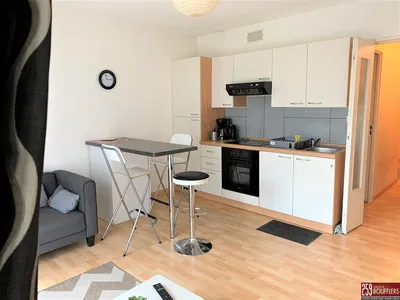 Mutfak; mutfak aletleri, ahşap zemin, doğal ışık