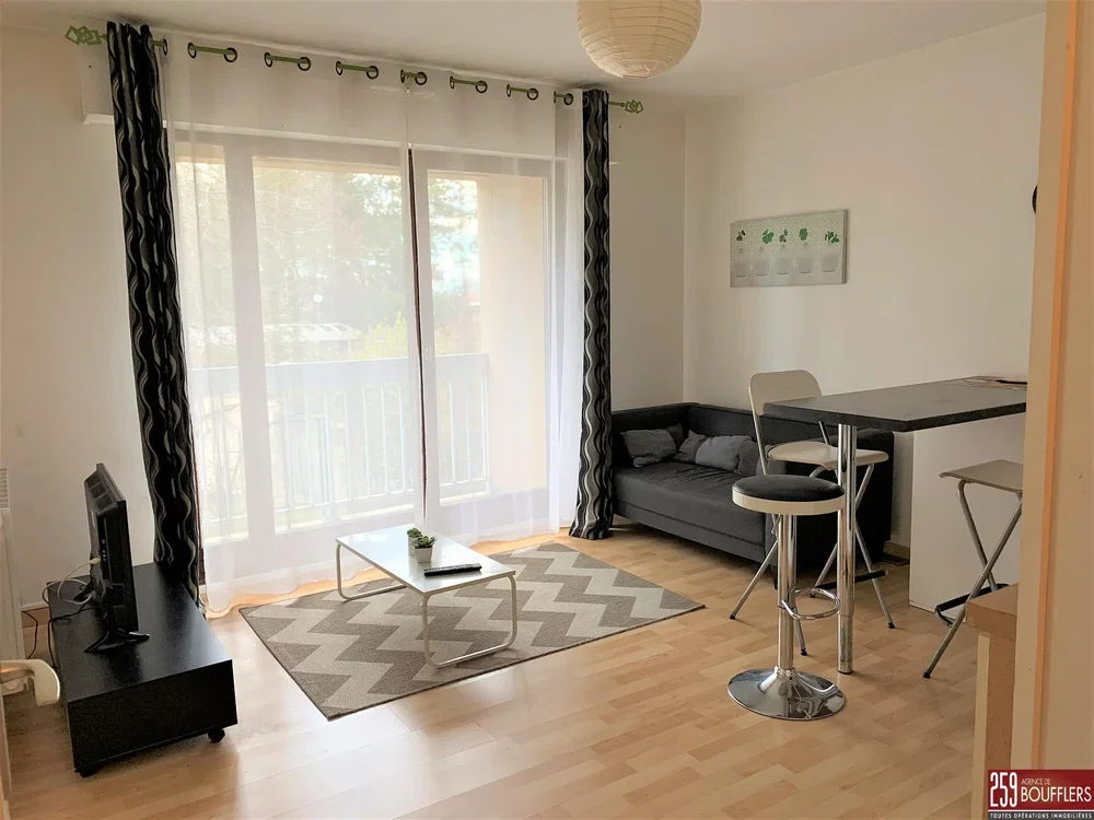 Dnevna soba; pogled, prirodno svjetlo, moderni stil, drveni pod