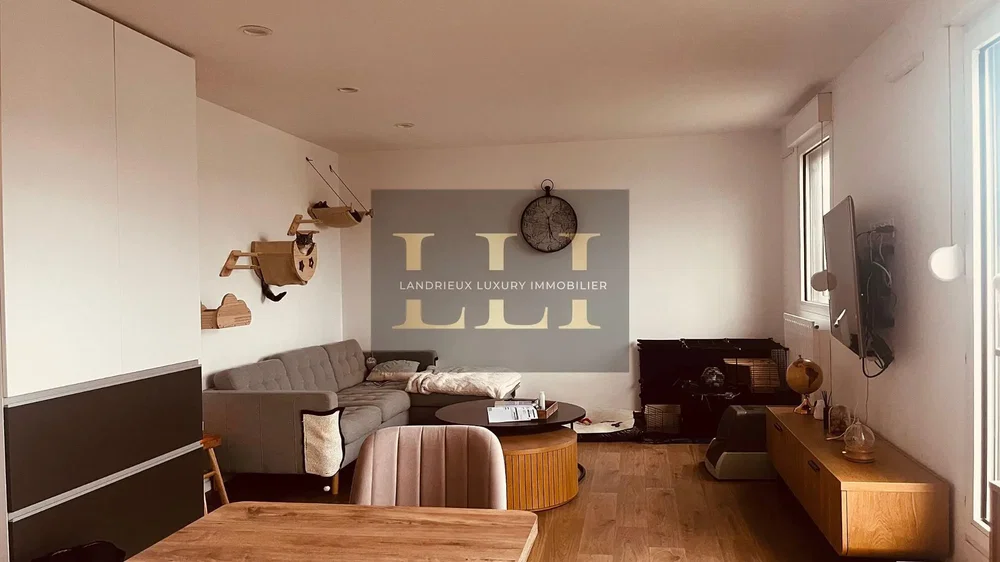 غرفة معيشة; أسلوب عصري, أرضية خشبية, ضوء طبيعي