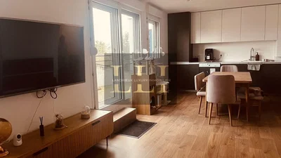 Obývací pokoj; výhled, moderní styl, dřevěná podlaha, přirozené světlo