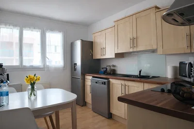 Cuisine; électroménager, lumière naturelle, style moderne