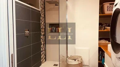 حمام; أرضية من البلاط, مجدد, ضوء طبيعي